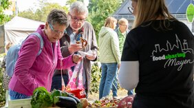 DSEE_Alte Menschen besuchen Marktstand