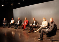Foto: Teilnehmende an einer Podiumsdiskussion