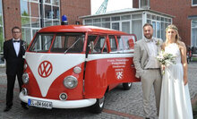 Hochzeitspaar mit VW Feuerwehrbus