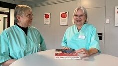 Zwei Krankenschwestern als Grüne Damen im Gespräch