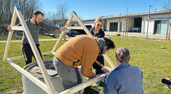 Menschen arbeiten an Gartenhaus
