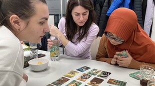 Konzentriertes Spielen beim Gruppenabend