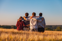 Gruppe junger Leute in Kornfeld