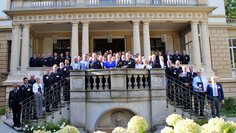 Gruppenbild der Partner der Feuerwehr 2023 vor dem Gästehaus der Landesregierung