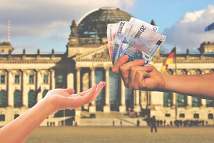 Symbolbild Geld übergeben Symbolbild Geld übergeben