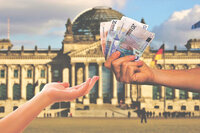 Symbolbild Geld übergeben