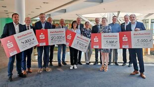 In der Sparkasse Duderstadt werden Spendenchecks übergeben In der Sparkasse Duderstadt werden Spendenchecks übergeben