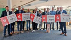 In der Sparkasse Duderstadt werden Spendenchecks übergeben
