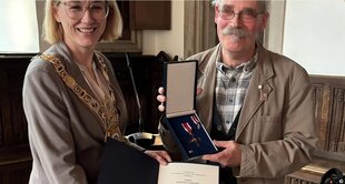 Oberbürgermeisterin Katharina Pötter händigt Manfred Blieffert das Verdienstkreuz am Bande des Niedersächsischen Verdienstordens aus.