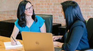 Zwei Frauen im Gespräch