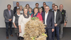 Übergabe der Erntekrone an den Landrat