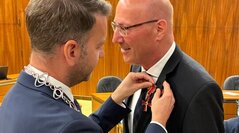 Wolfsburgs Oberbürgermeister heftet Orden ans Revers von Hans Joachim Throl