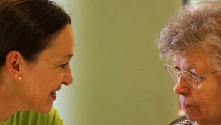 Ältere und jüngere Frau im Kontakt Ältere und jüngere Frau im Kontakt