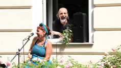 Zwei Menschen am offenen Fenster