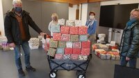 Foto: Ein Handwagen voller Geschenke