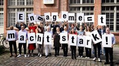 Gruppe hält Buchstabenschilder hoch_Engagement_macht_stark_c_BBE-Joerg_Farys