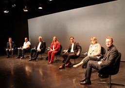 Foto: Teilnehmende an einer Podiumsdiskussion